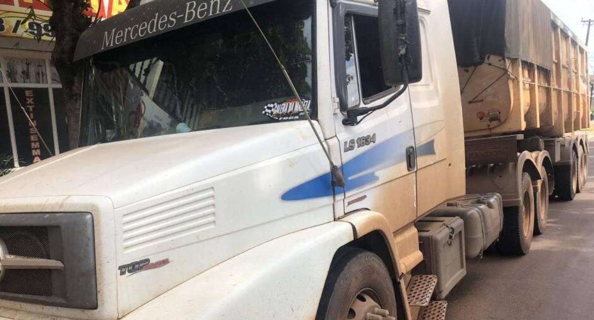 Caminhão colide contra carros estacionados na Avenida Major Amarante em RO