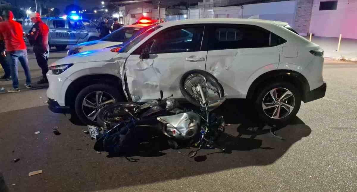 Colisão lateral entre carro e moto é registrada no cruzamento da Avenida Melvin Jones em RO