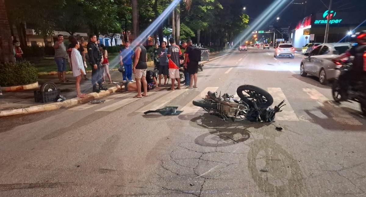 Motoboy fica gravemente ferido depois de colisão entre motocicleta e carro de aplicativo em cruzamento de Porto Velho