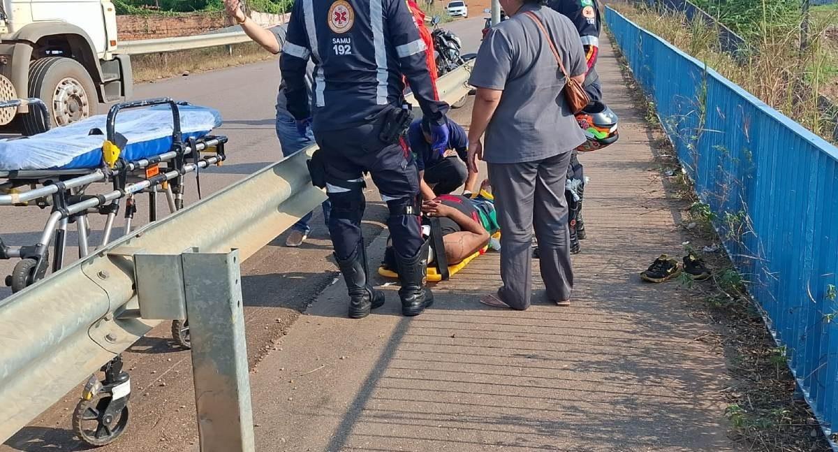 Motociclista sofre fratura na perna depois de colidir motocicleta contra guard-rail na capital rondoniense