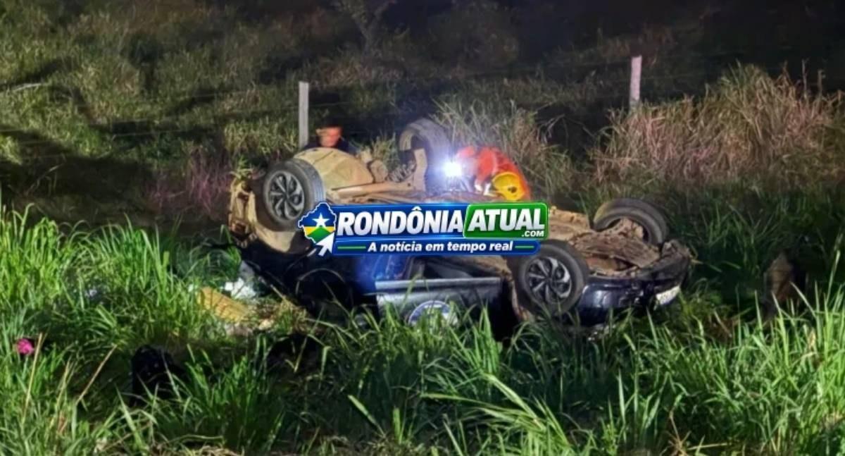 Mulher morre e três pessoas ficam feridas depois de capotamento de veículo na BR-364