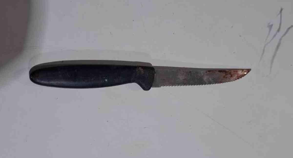 Pedestre é vítima de assalto à mão armada e tem celular roubado em rua de RO