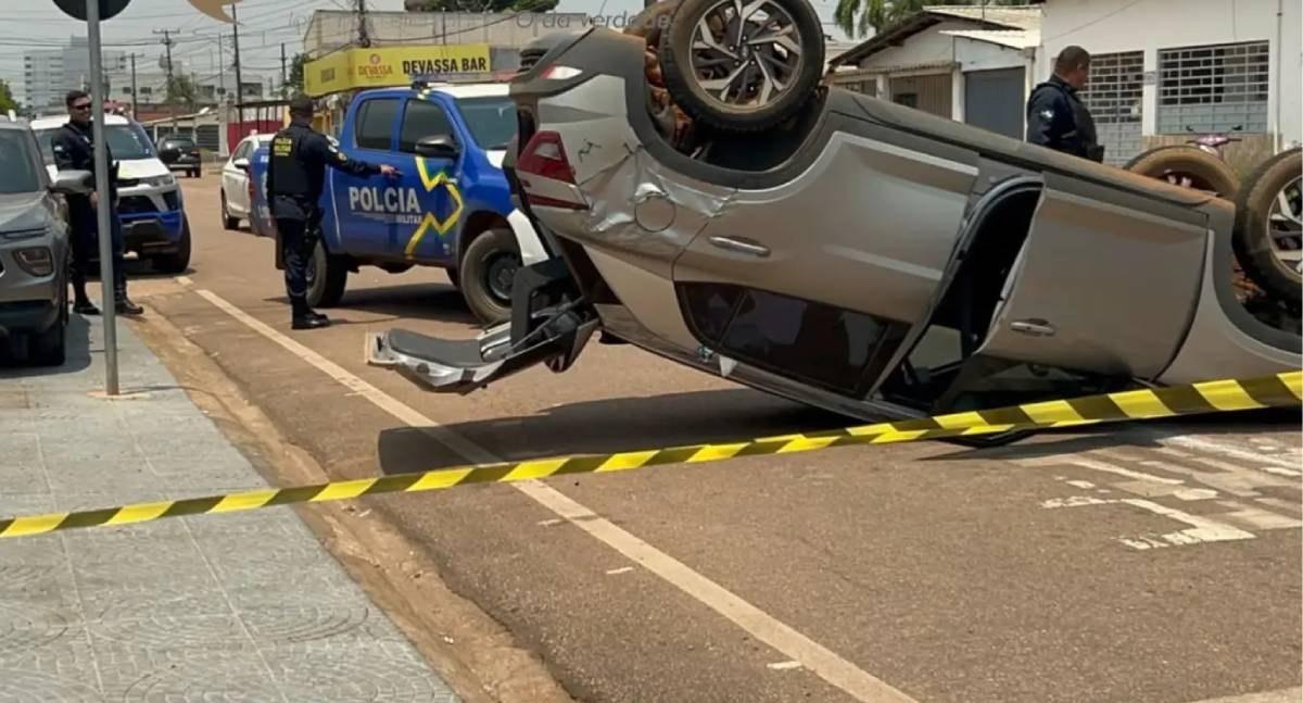 Acidente de carro deixa motorista ferido depois de capotamento em zona rural de RO