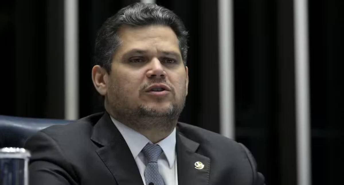 Alcolumbre mantém calendário, porém avanço da direita no Senado dificulta votação da PEC da escala 6x1