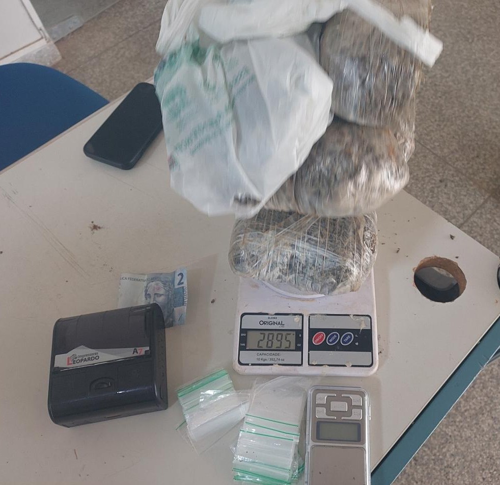 ARIQUEMES – PM APREENDE QUASE 3 QUILOS DE SUBSTÂNCIA ANÁLOGA À MACONHA E OBJETOS EM MOCHILA ABANDONADA