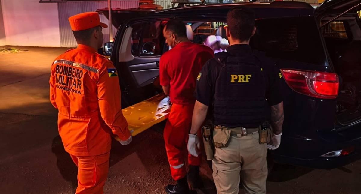 Bebê nasce dentro de viatura da PRF no decorrer de auxílio à gestante na BR-425, em Guajará-Mirim