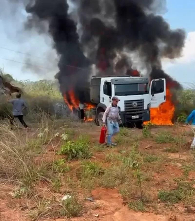 Caminhão da prefeitura é destruído por incêndio – VEJA O VÍDEO