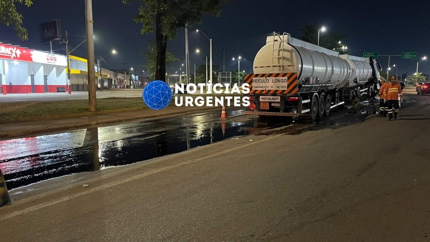Caminhão-tanque atinge mureta e provoca vazamento de diesel no Trevo do Roque