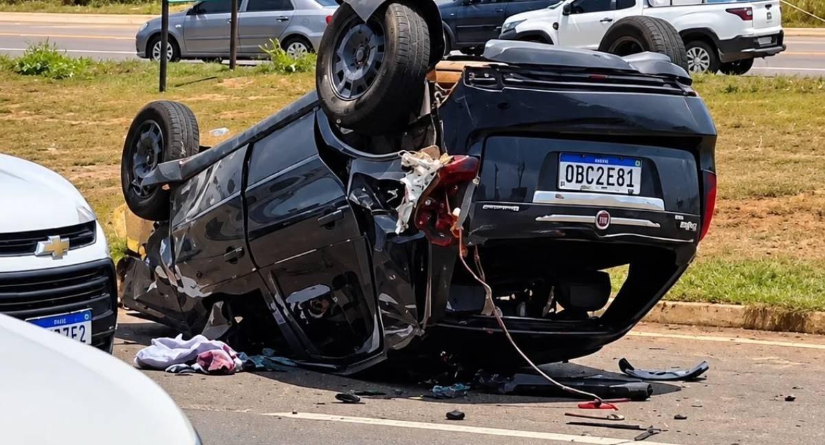 Carro capota depois de colisão e deixa motorista preso às ferragens na BR-364