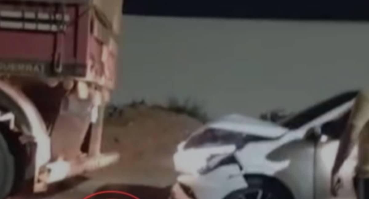 Carro colide na traseira de caminhão e deixa dois feridos na zona urbana em RO