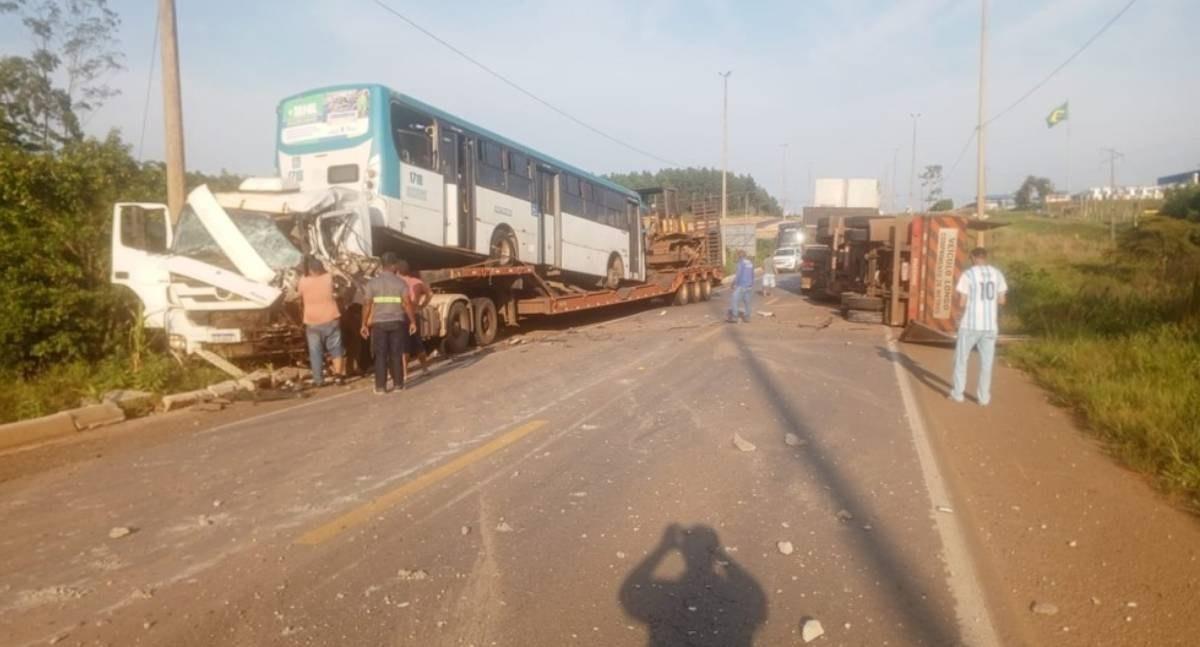 Colisão entre duas carretas bloqueia trecho da BR-364 em RO