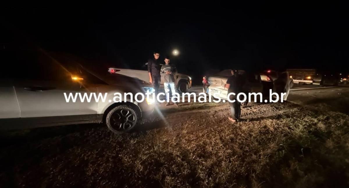 Dois carros colidem durante retenção causada por acidente entre caminhões na BR-364