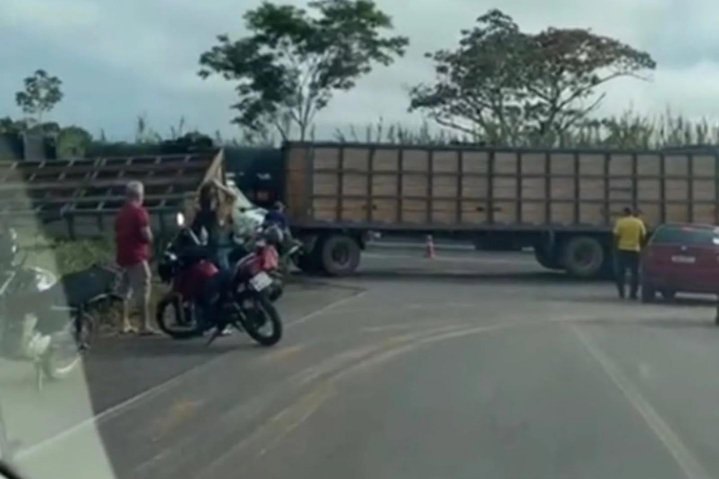 Entregador de leite morre esmagado após carreta tombar sobre motocicleta