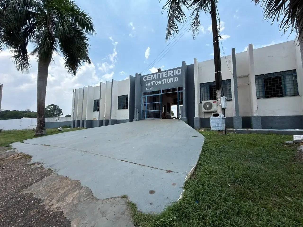 Equipes reforçam limpeza no Cemitério Santo Antônio nesta segunda-feira