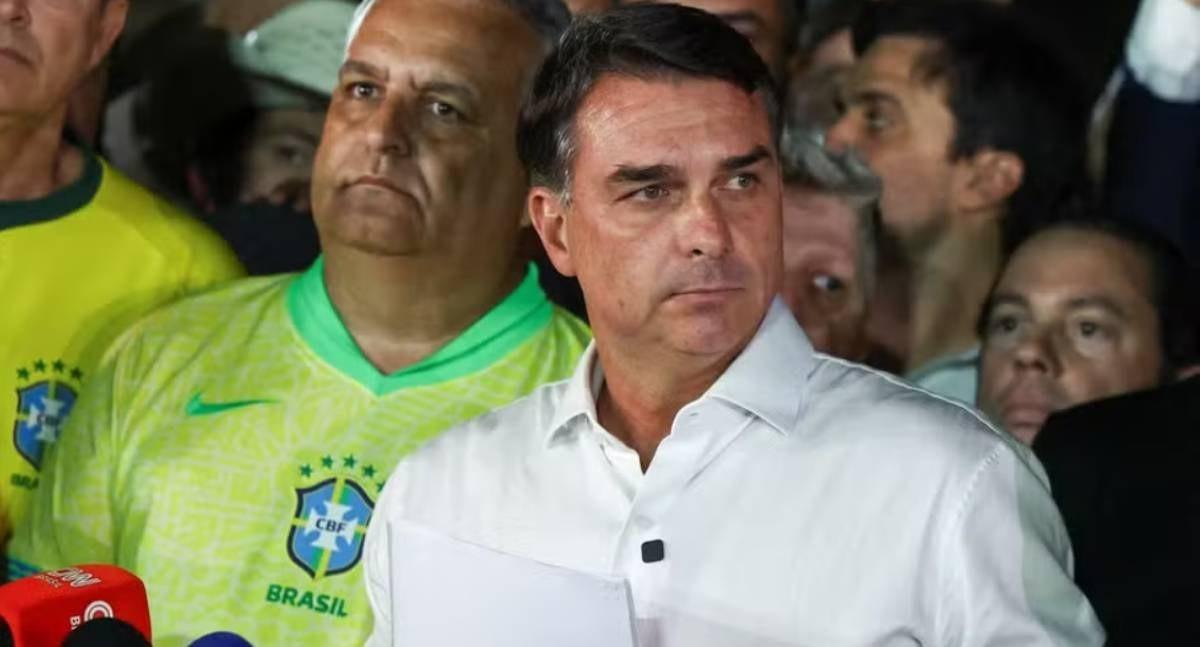 Flávio Bolsonaro não entrega passaporte à PF no prazo determinado pelo STF