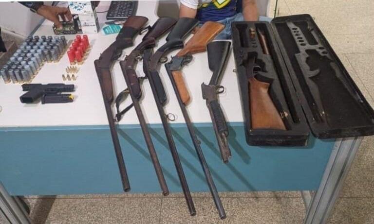 Força Tática detém quatro suspeitos e apreende armas na BR-364