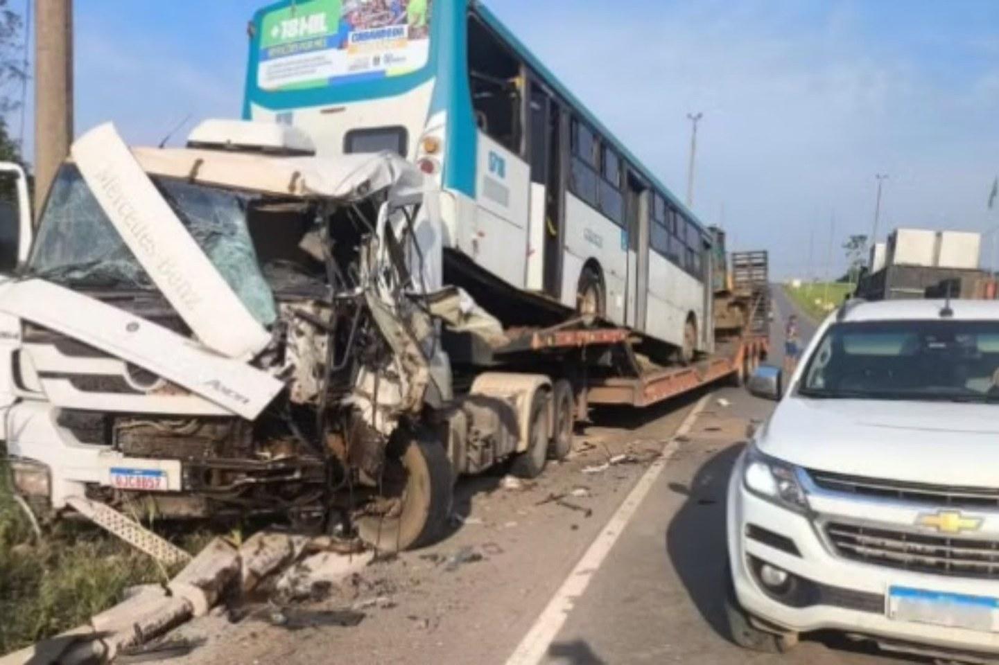 Grave acidente na BR-364 deixa motorista preso às ferragens
