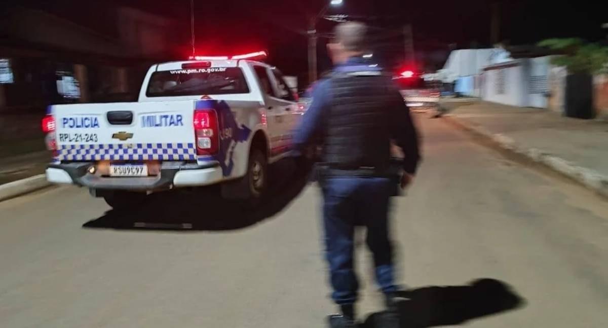 Homem é baleado por dupla em motocicleta e busca auxilia perto de escola em RO