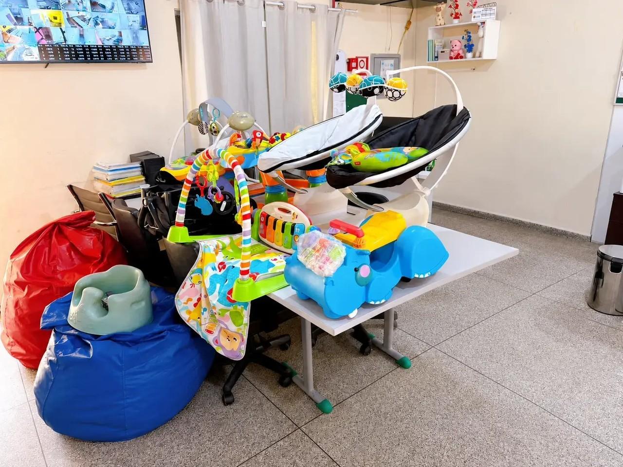 Madrinha do programa Apadrinhando uma História doa artigos para bebês acolhidos na Casa Criar