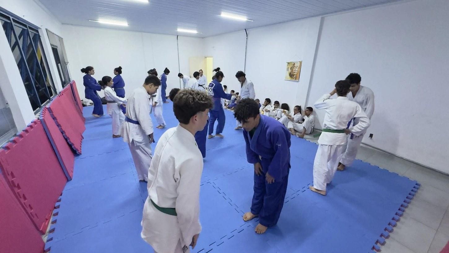 Mais de 30 atletas do Construindo Campeões disputam etapa do Campeonato Estadual de Judô