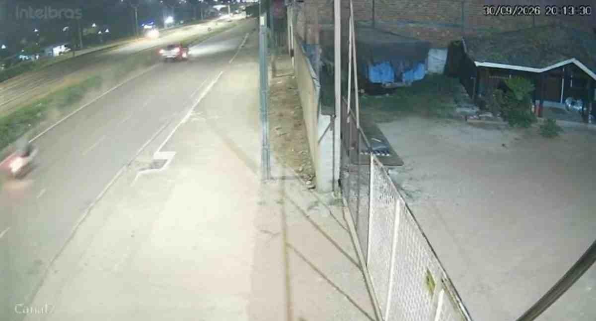 Motociclista fica ferido depois de ser atingido por caminhonete