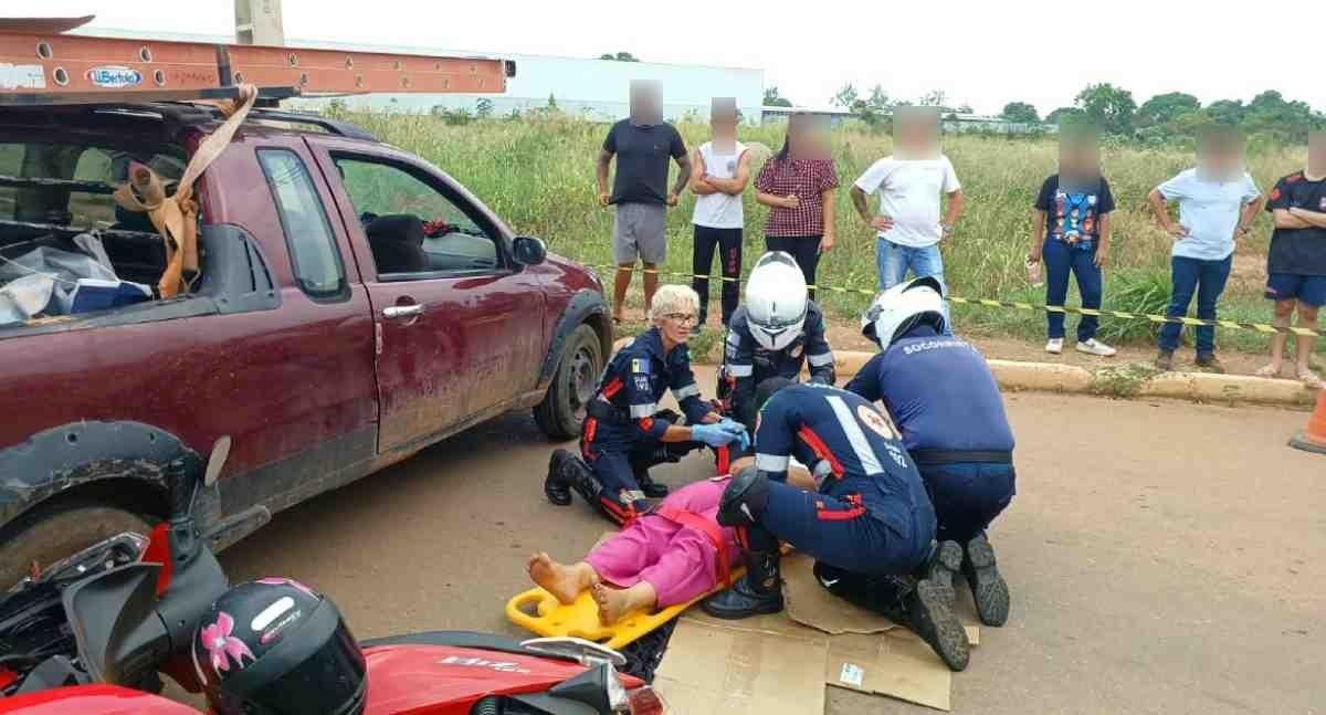 Mulher fica em estado grave pós colisão entre Strada e Honda Biz