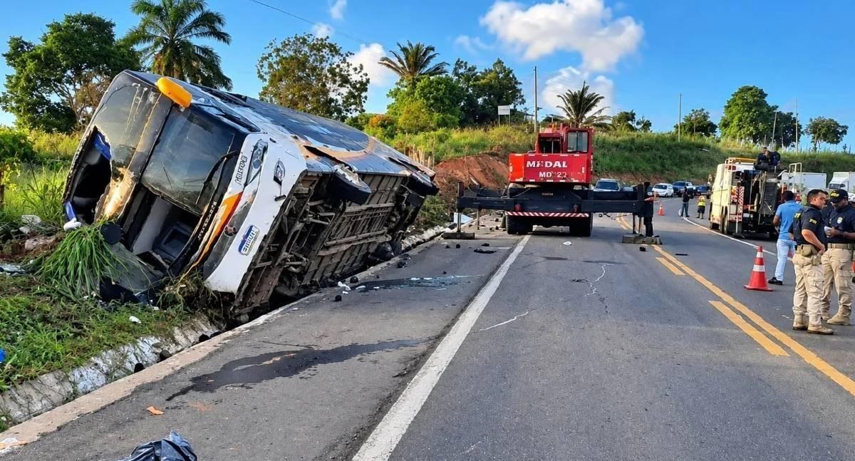 Ônibus com equipe de vôlei tomba no decorrer de passeio em Rondônia