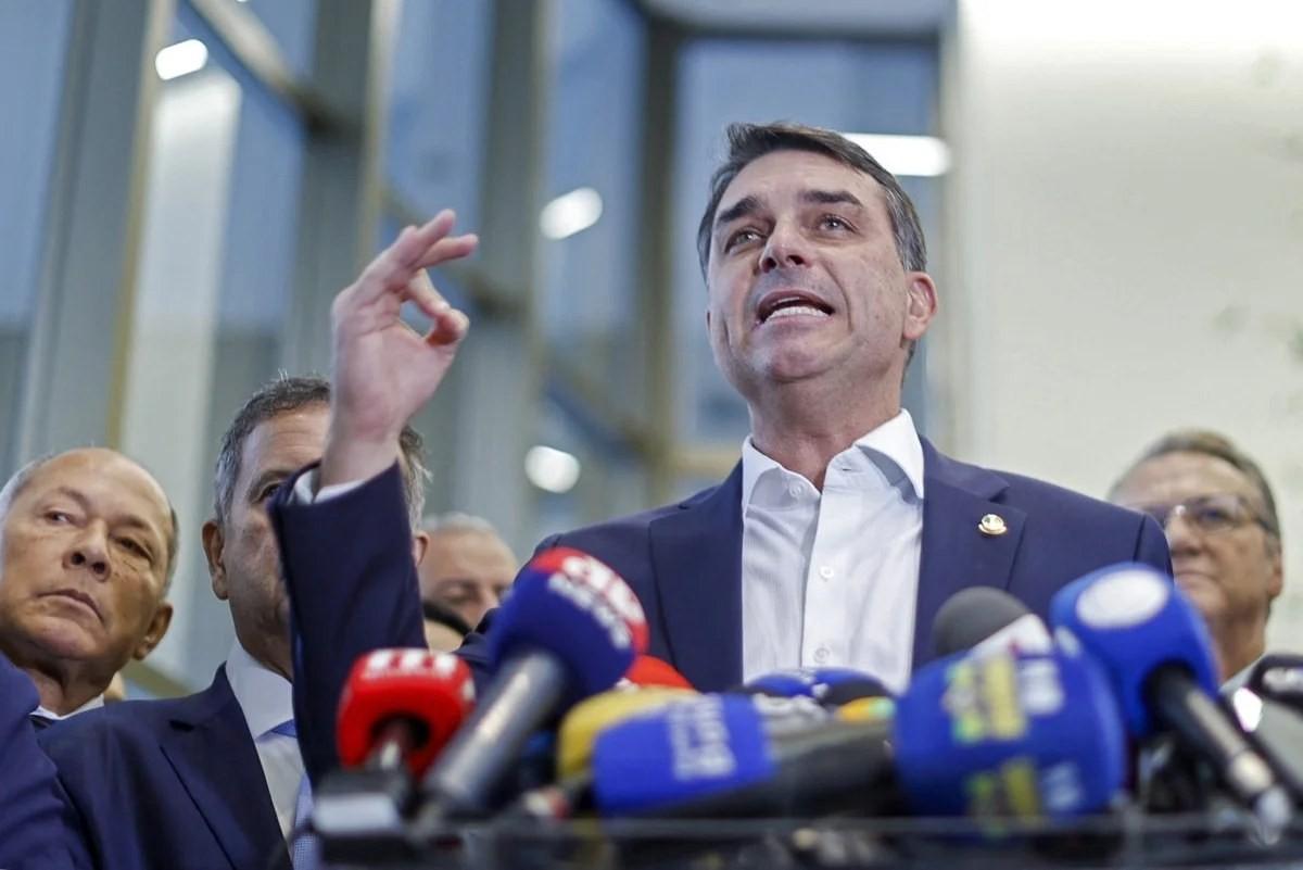 PF aciona autoridades da Argentina para verificar suposta fuga de Flávio Bolsonaro