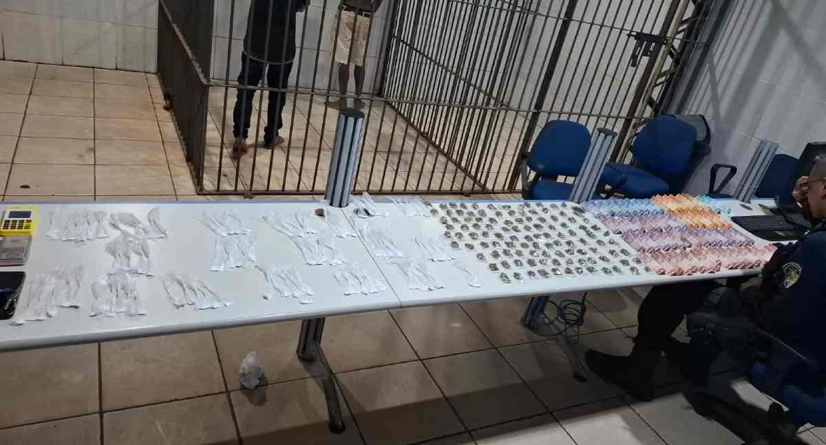 Polícia apreende 201 porções de drogas no bairro São Francisco