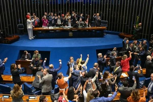 Senado aprova fim da escala 6×1 em votação histórica