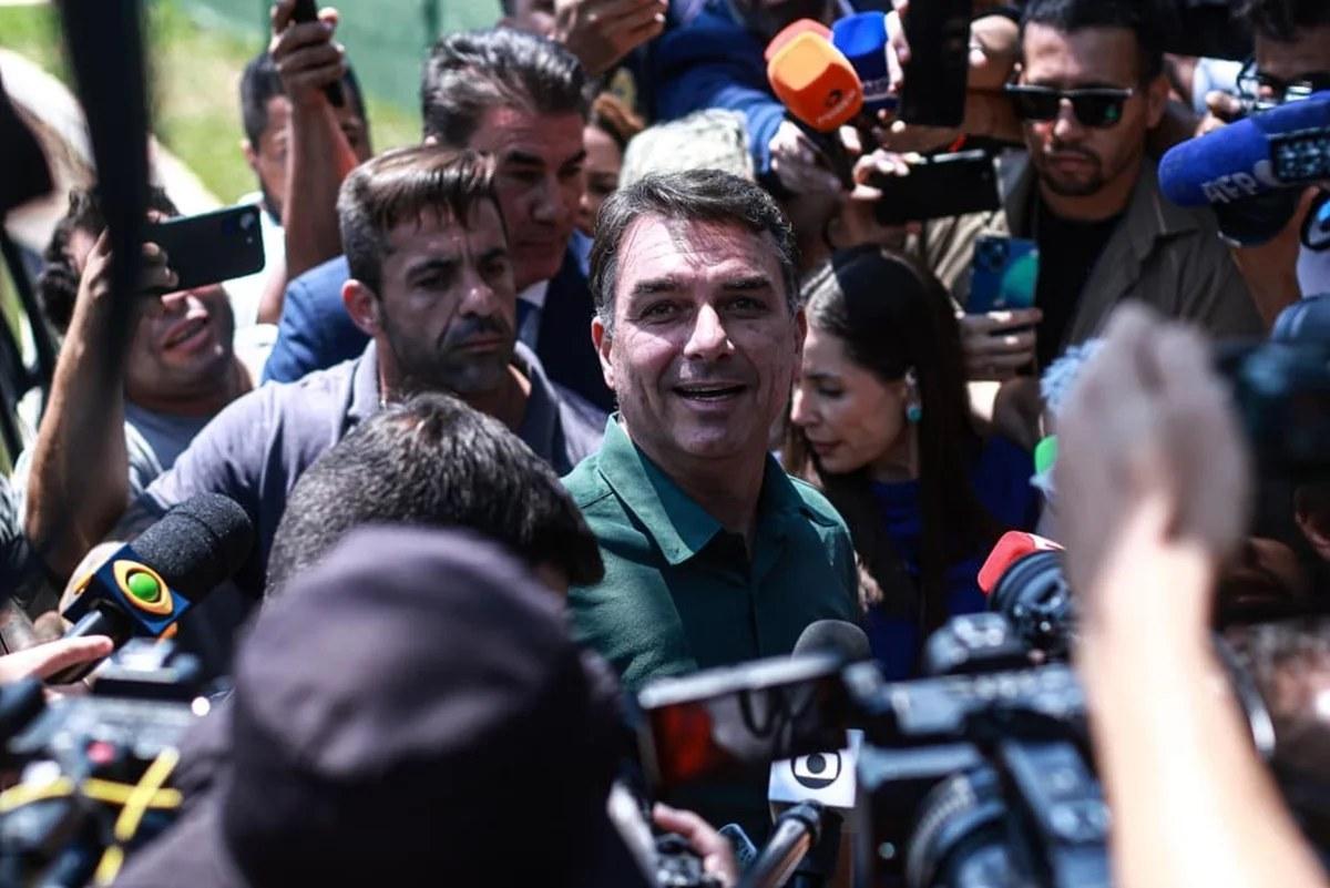 Veja como Flávio Bolsonaro votou sobre o fim da escala 6×1